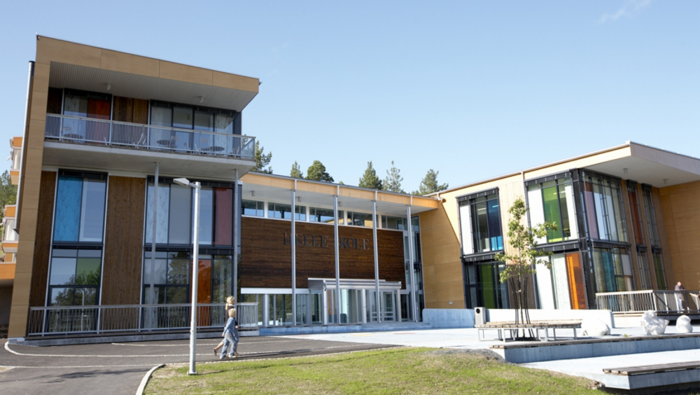 Nachhaltiger Schulbau: Die umweltfreundliche Architektur der Helle-Schule mit Kebony-Holzverkleidung."