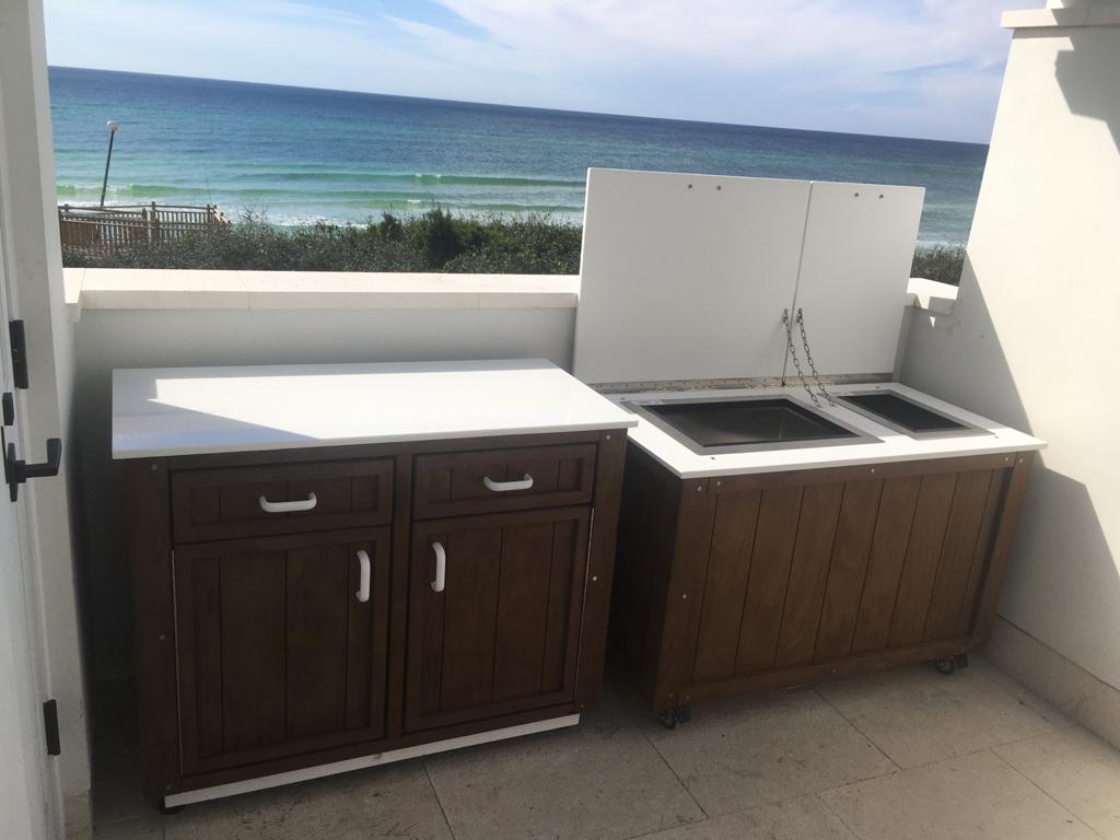 Mobile bar for outdoor catering at the Beach made of Kebony® wood.