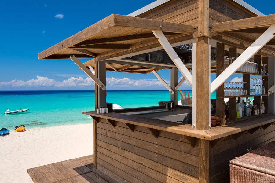 Beach bar in Miami Beach made of Kebony® wood.