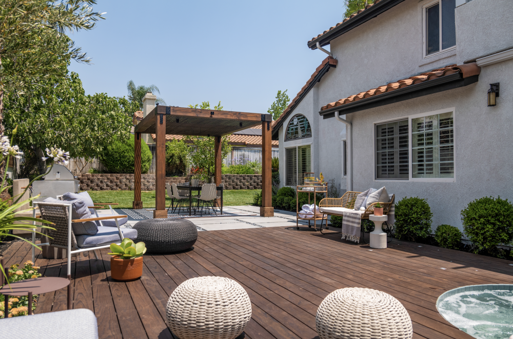 Outdoor area with Kebony® wood and comfortable seating.